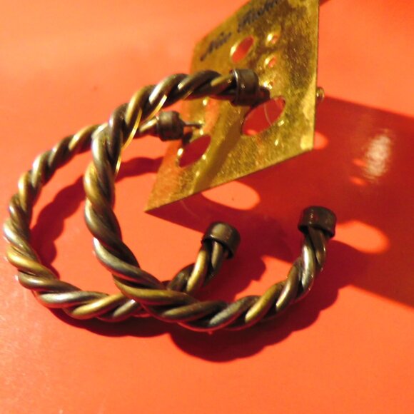 VINTAGE TRI-COLOR TWISTED METAL EARRINGS - GREAT WITH JEANS!! - Picture 2 of 5